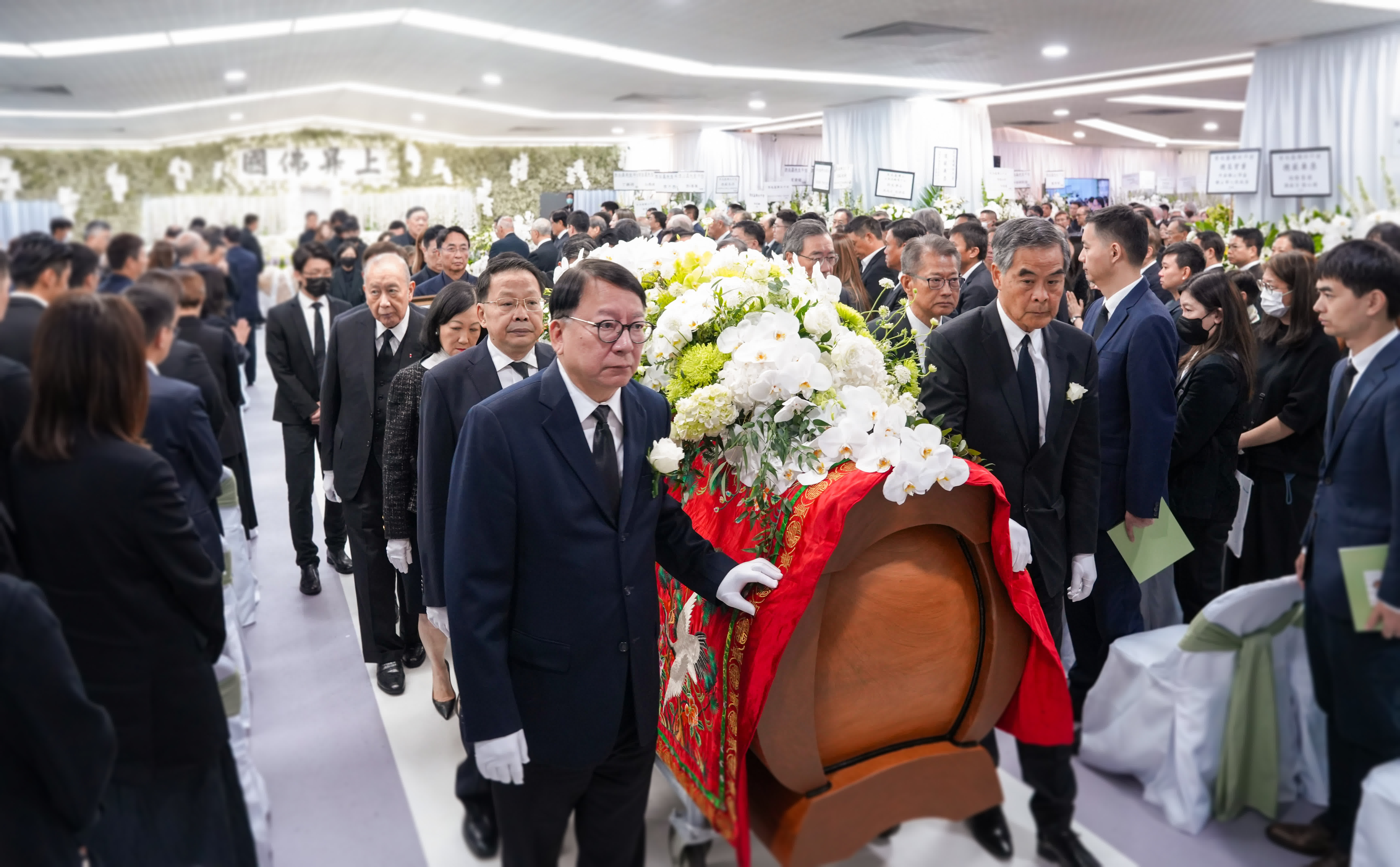 李兆基丧礼 │ 十位重量级人士扶灵 梁振英、陈国基等送别“四叔”最后一程